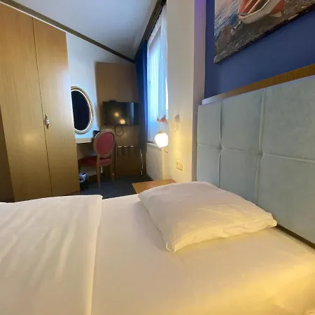 Fly Lounge Bed & Breakfast 3*