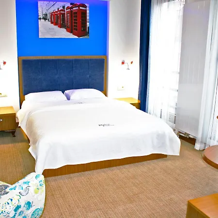 Fly Lounge Bed & Breakfast 3*